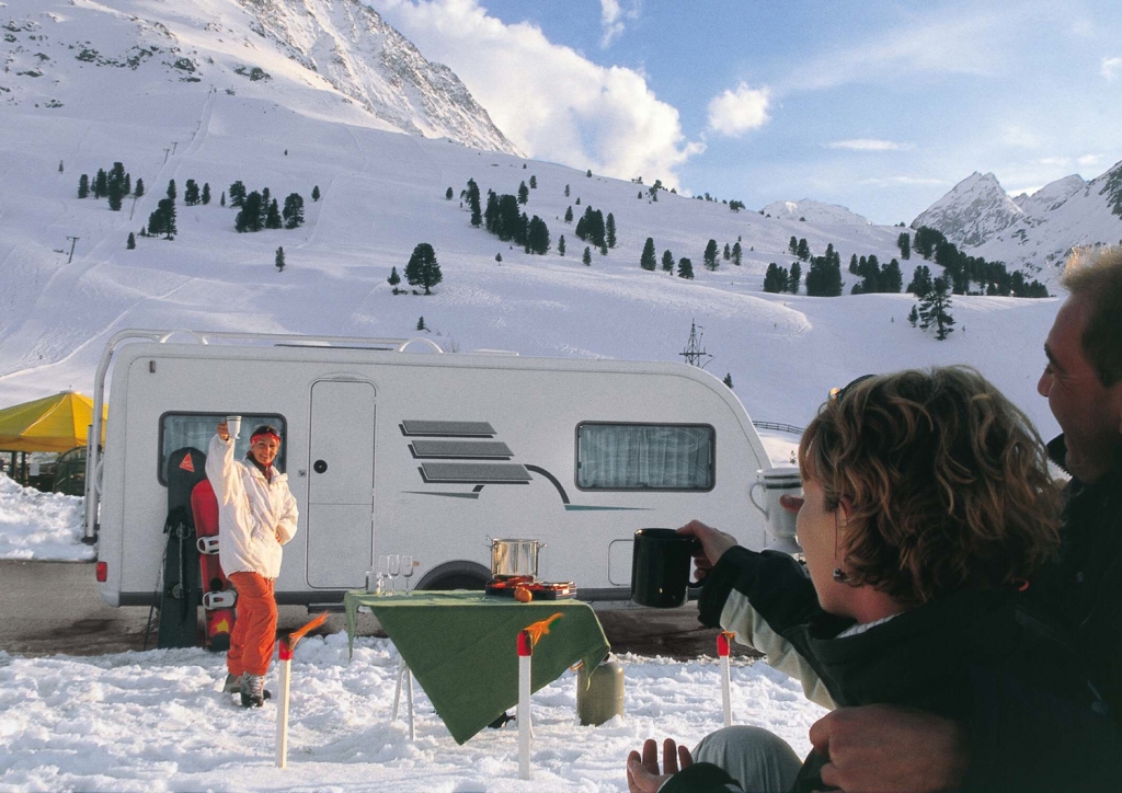 Auch bei Schnee kann Camping Spaß machen. 