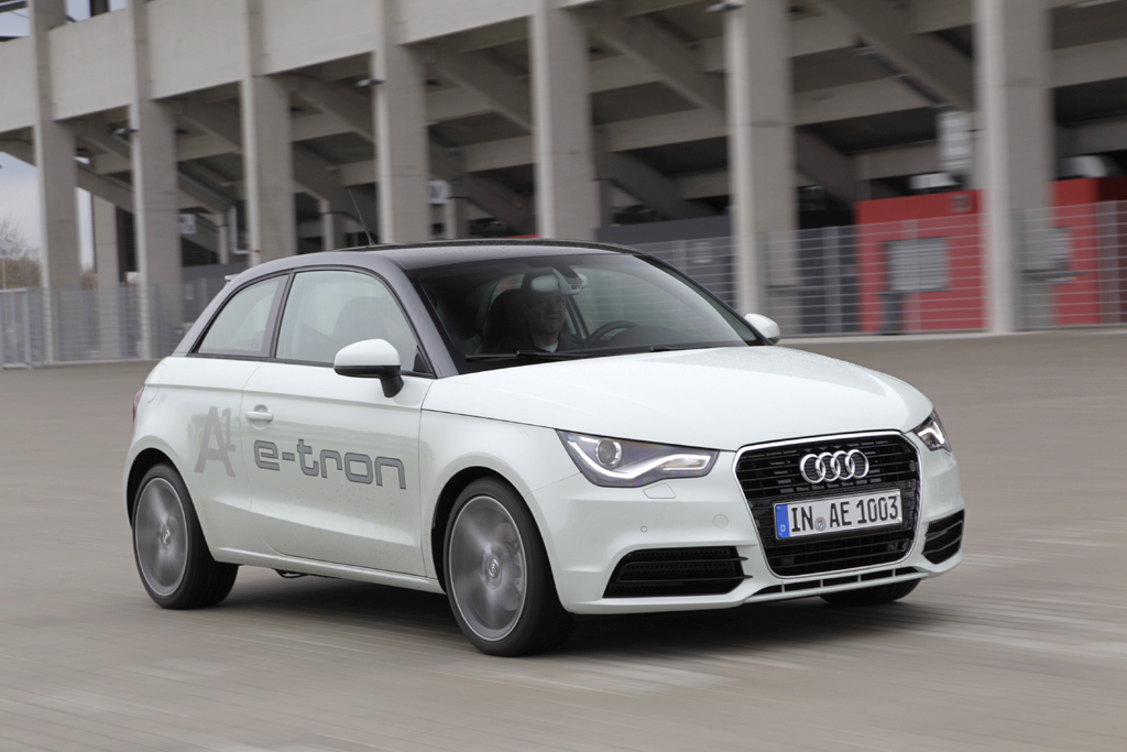 Audi A1 e-tron bei Testfahrt am Audi-Sportpark in Ingolstadt. 