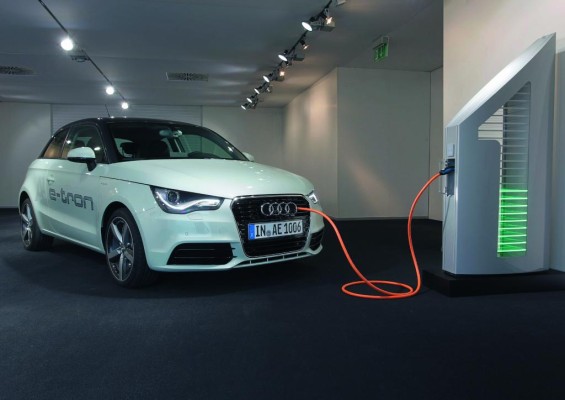 Audi E-tron tankt Öko-Strom