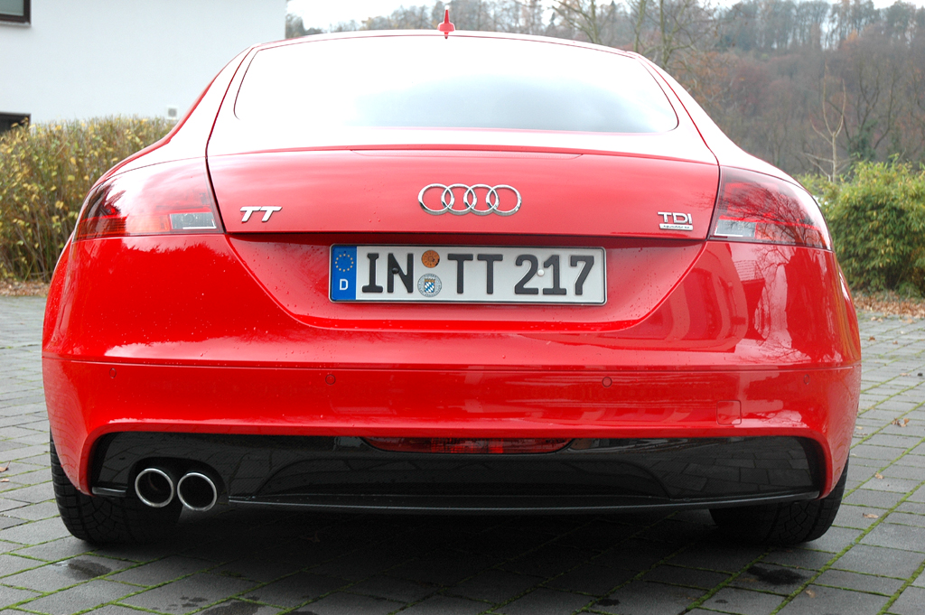 Audi TT: Blick auf die Heckpartie mit doppeltem Endrohr unten links. 