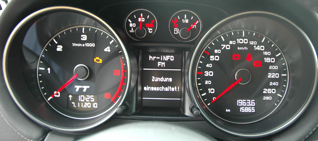 Audi TT: Blick durch den Lenkradkranz auf die Rundinstrumentierung. 