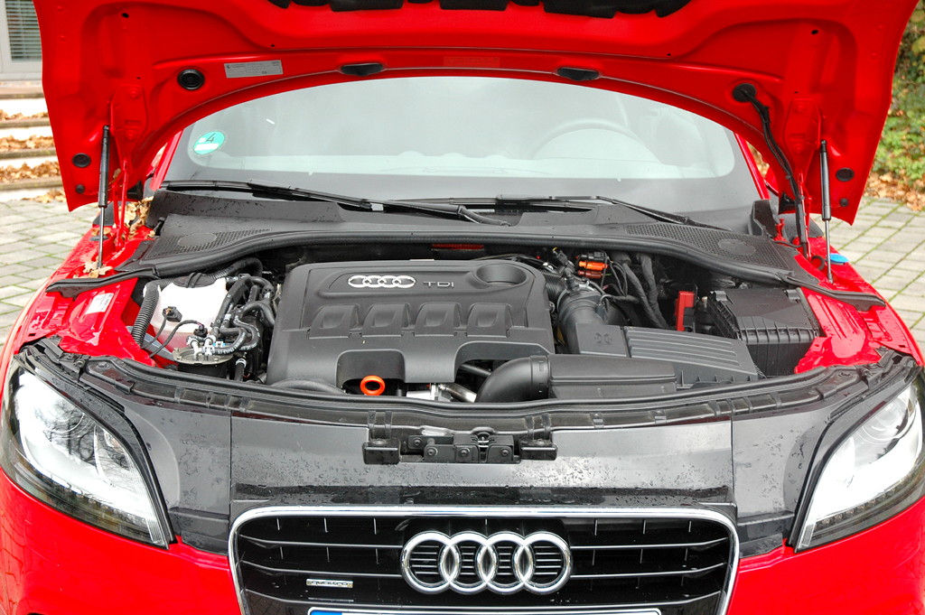 Audi TT: Blick unter die Motorhaube des Selbstzünders. 