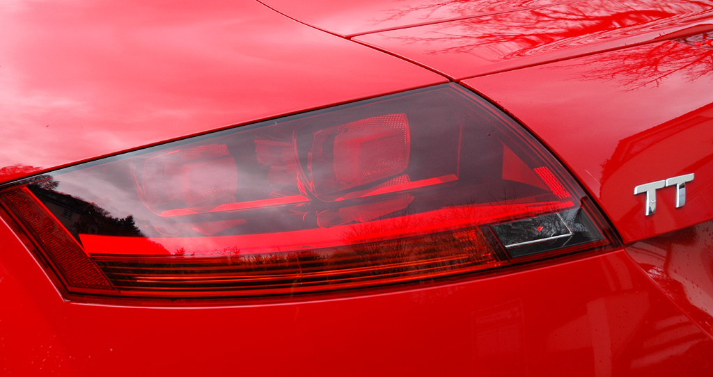 Audi TT: Moderne Leuchteinheit hinten mit Modellschriftzug. 