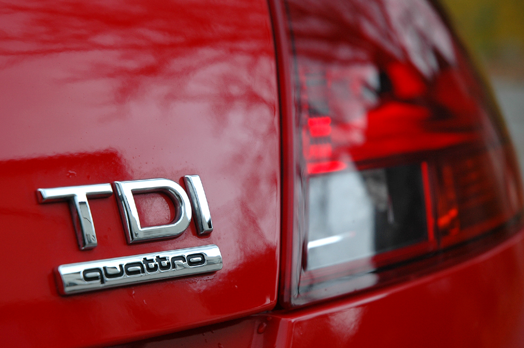 Audi TT: Moderne Leuchteinheit hinten mit Motorisierungs- und Antriebsschriftzug. 