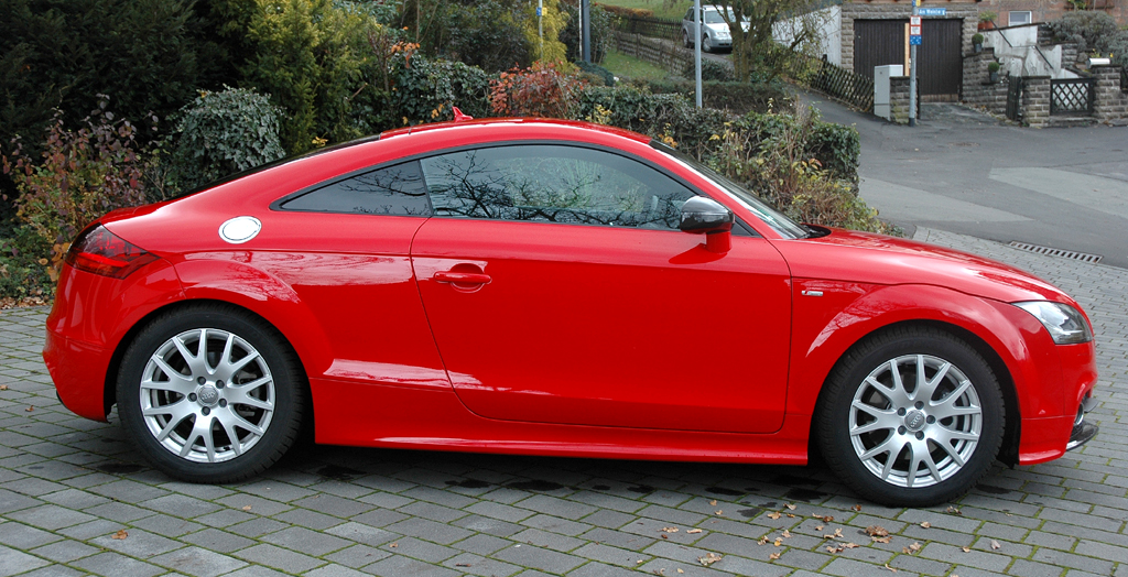 Audi TT: Seitenansicht des Coupés mit Kuppeldach und schmalem Fensterband.