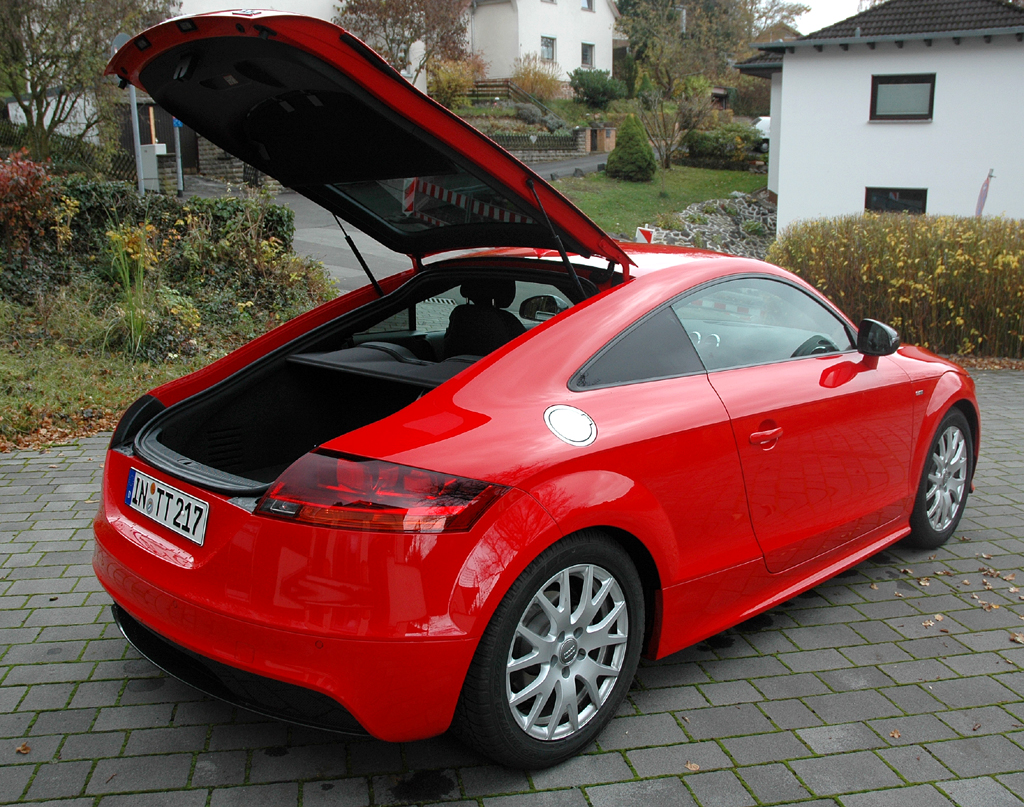 Audi TT: Unter die große Kofferraumklappe passen normal 292 Liter Gepäck hinein. 