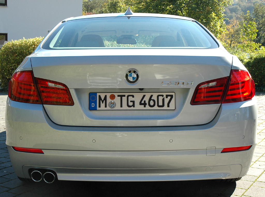 BMW 530d: Blick auf die Heckpartie des 5ers. 