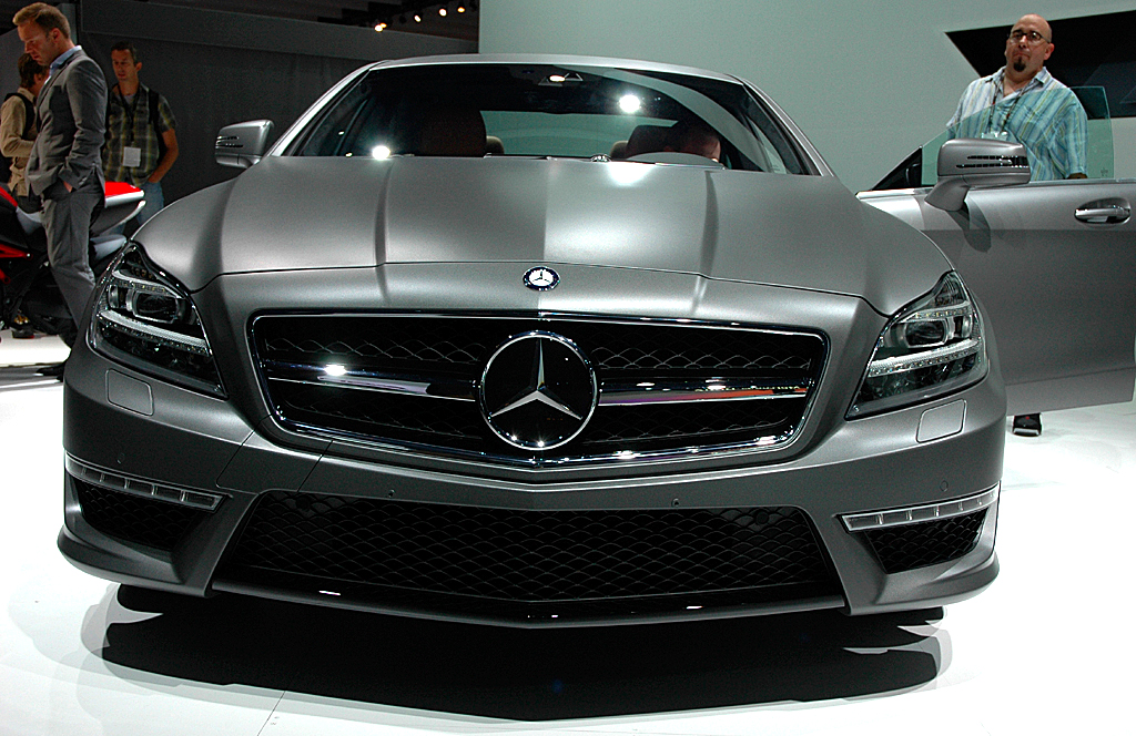 Blick auf die Frontpartie des Spitzenmodells des neuen viertürigen Mercedes-Coupés. 