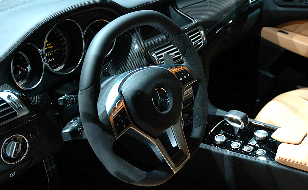 Blick ins sprotlich-exklusive Cockpit des neuen Mercedes CLS 63 AMG. 