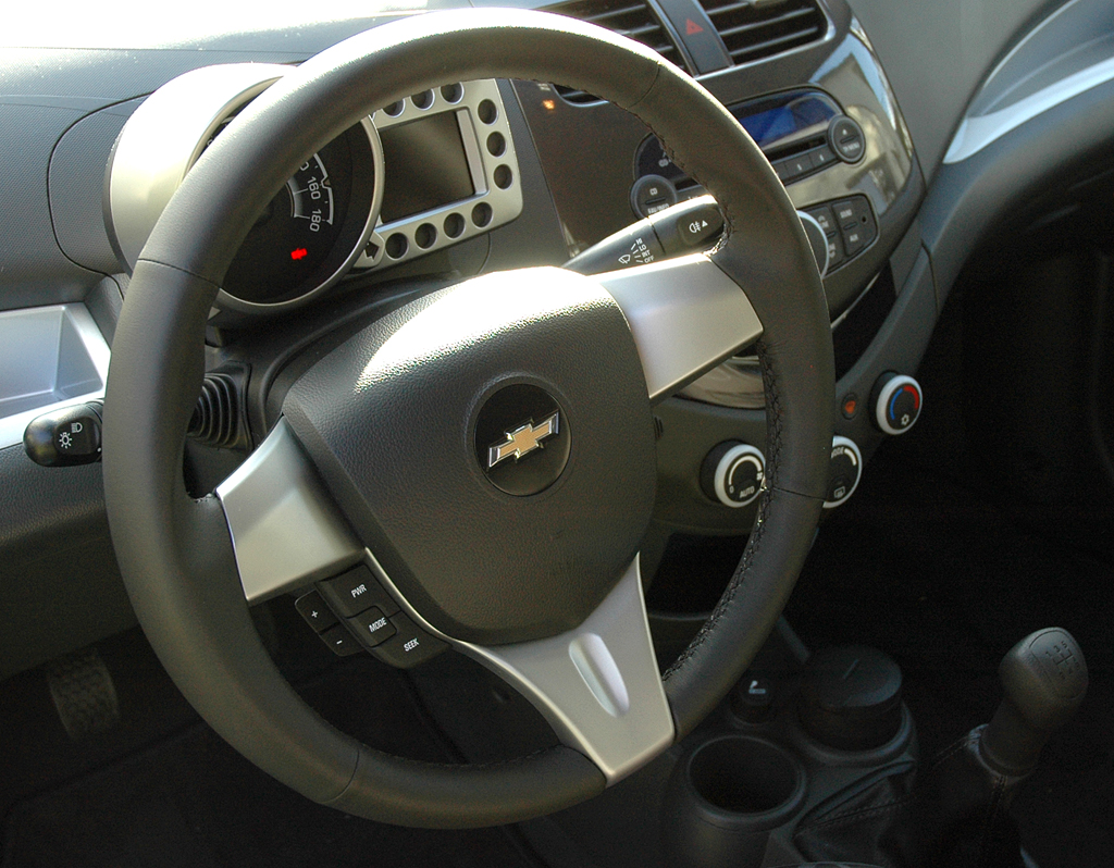 Chevrolet Spark: Blick auf den übersichtlich gestalteten Fahrer-Arbeitsplatz. 