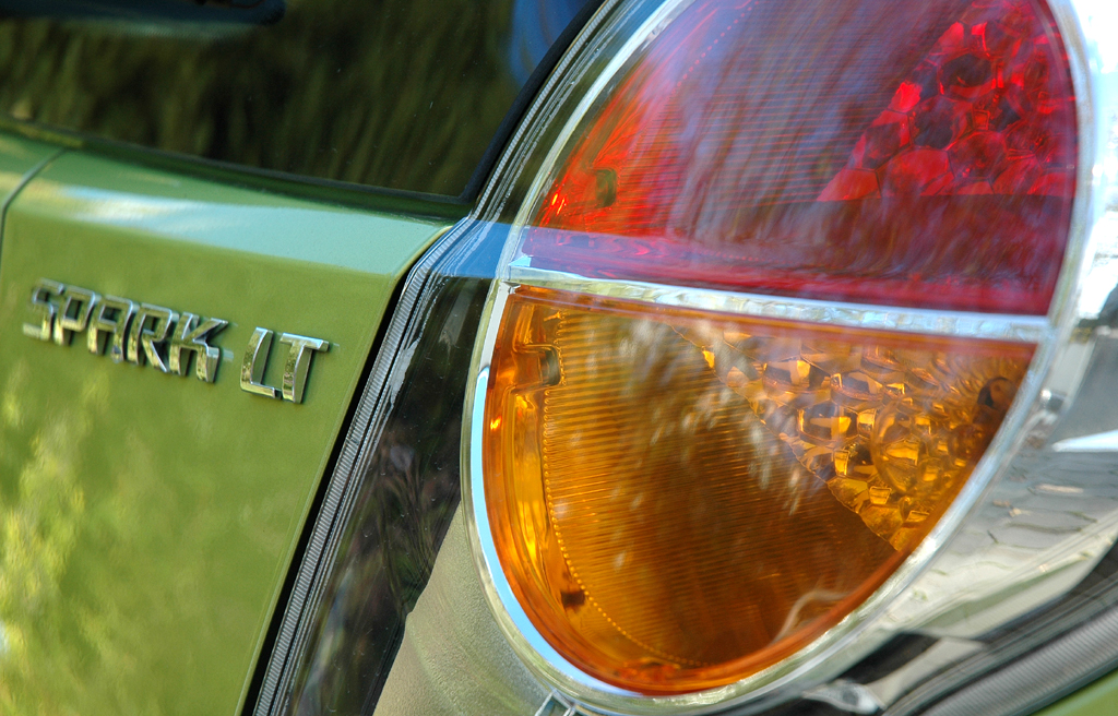Chevrolet Spark: Rundleuchte hinten mit Modellschriftzug. 