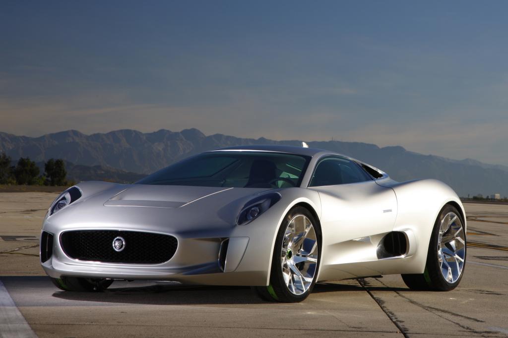 Düsenjäger auf dem Boulevard der Träume, der Jaguar CX 75