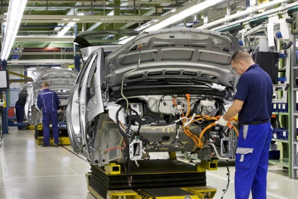 Daimler zieht Tariferhöhung vor 
