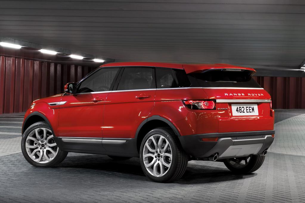 Der Evoque ist mit 4,35 Metern Länge um 15 Zentimeter kürzer als der aktuelle Freelander und auch mit 1,54 Metern Höhe um 20 Zentimeter niedriger. 