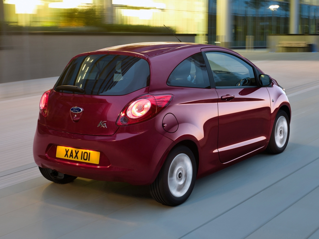 Der Ford Ka sieht seinem nächsten Verwandten, dem Fiat 500 nicht ähnlich