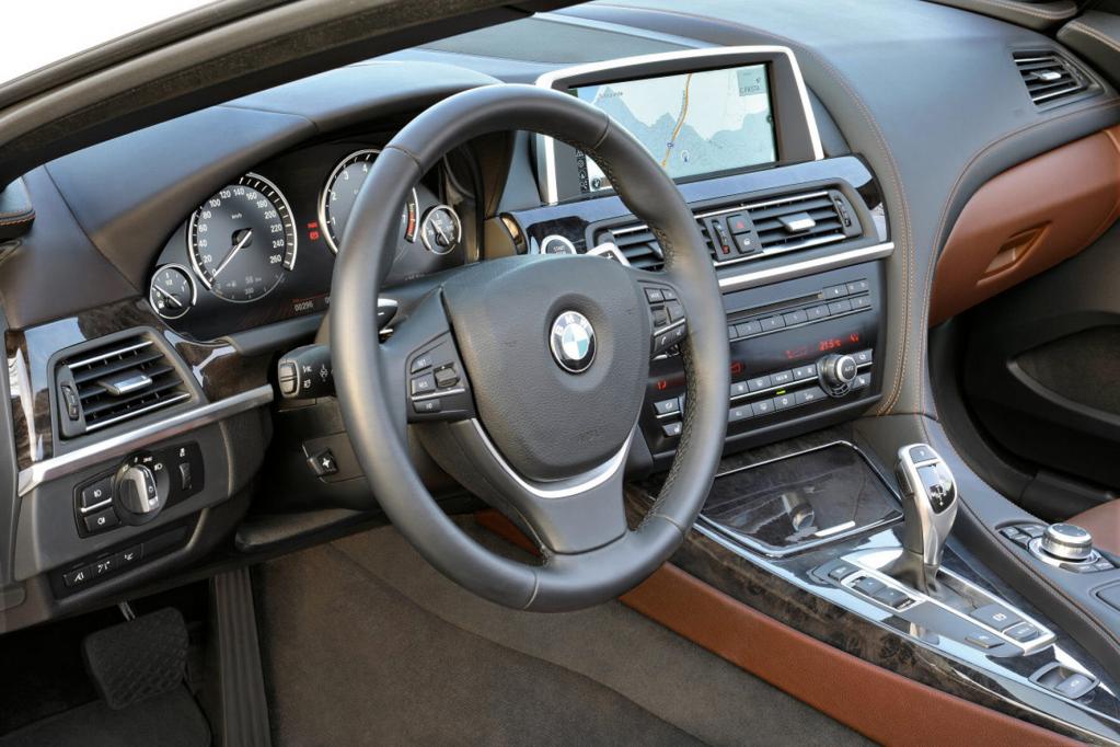 Der Innenraum gibt sich klassisch und erinnert an andere BMW-Modelle. 
