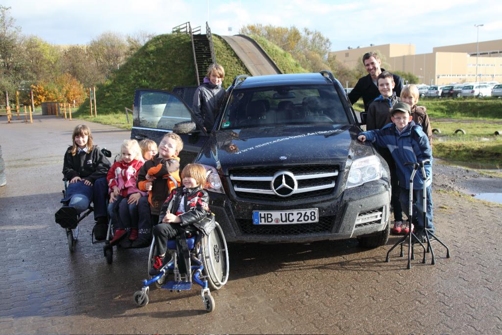 Der Mercedes-Benz-Vertrieb Deutschland lud gehandicapte Kinder und Jugendliche aus Hamburg zusammen mit Schauspieler und Moderator Jochen Schropp zum Geländewagenparcours im Werk Bremen ein.