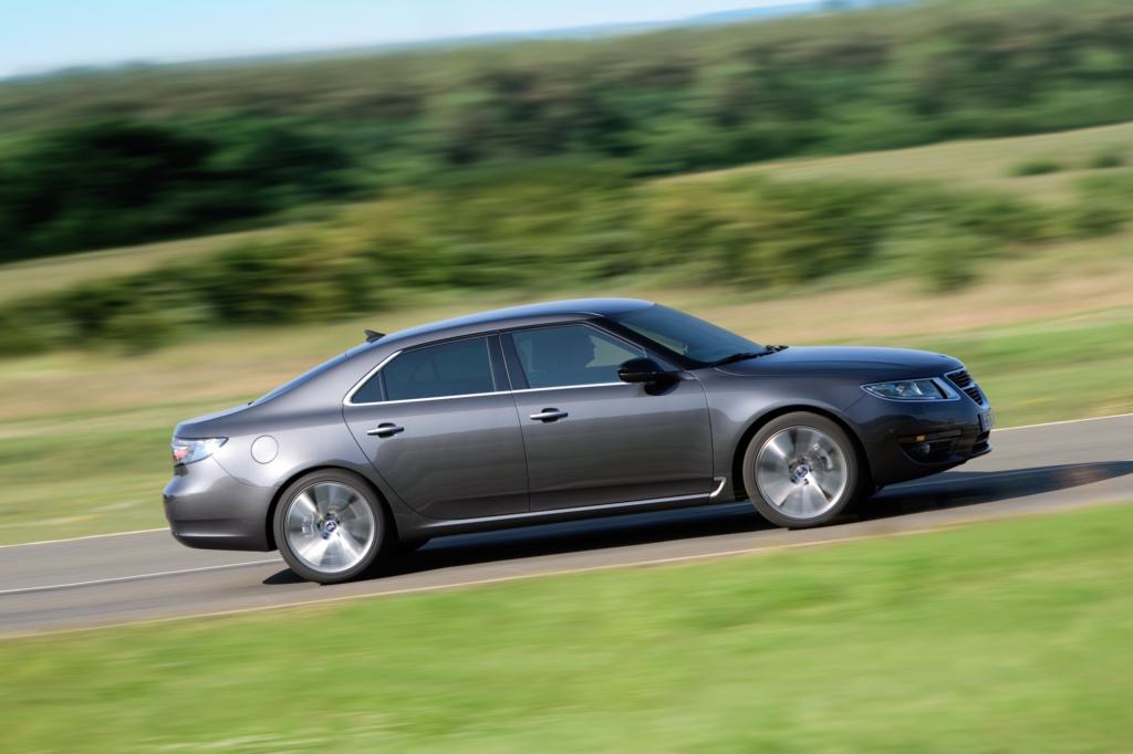 Der Schwede teilt sich die technischen Gene mit dem Opel Insignia, kaschiert die Verwandtschaft aber durch die lange Form