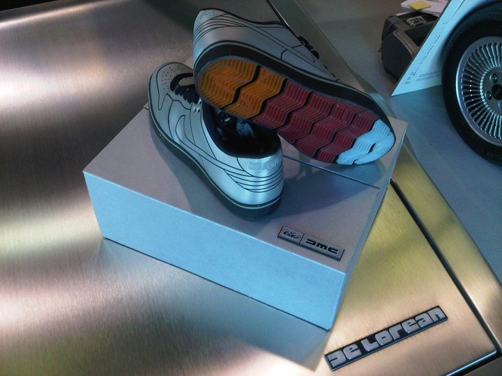 Der etwas andere Nikolausschuh: Nike Dunk Turnschuhe 6.0 DeLorean