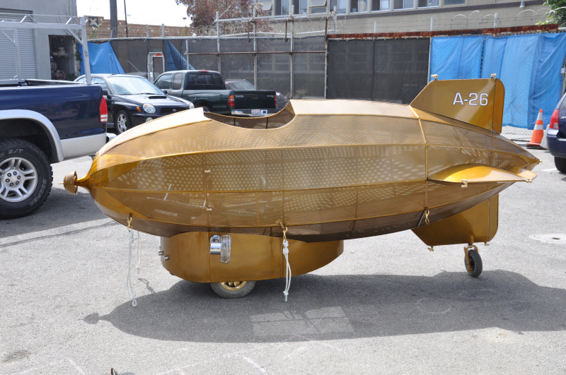 Der goldene Zeppelin im Hof des Künstlers,  Foto: oilpunk.com