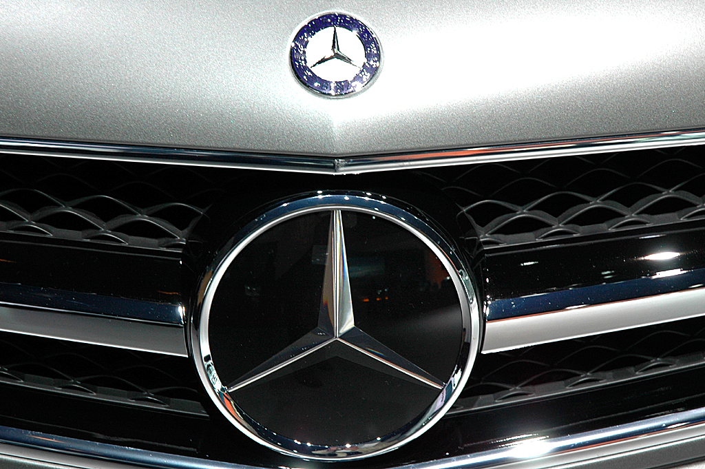 Der große Mercedes-Markenstern sitzt mittig im Kühlergrill. 
