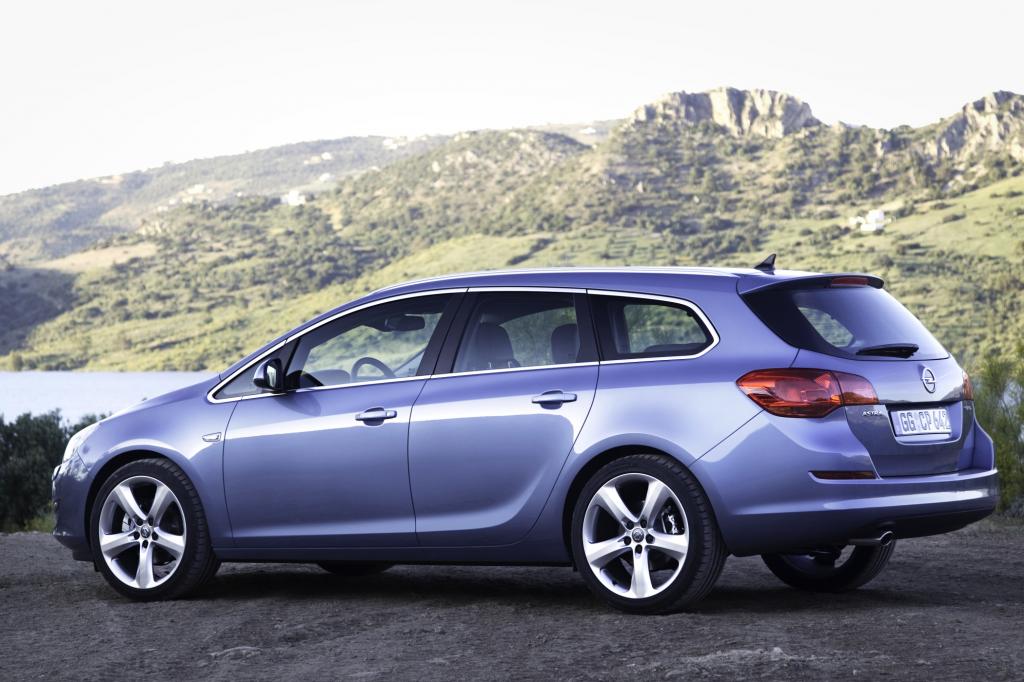 Die Dachlinie beim Opel Astra fällt leicht ab