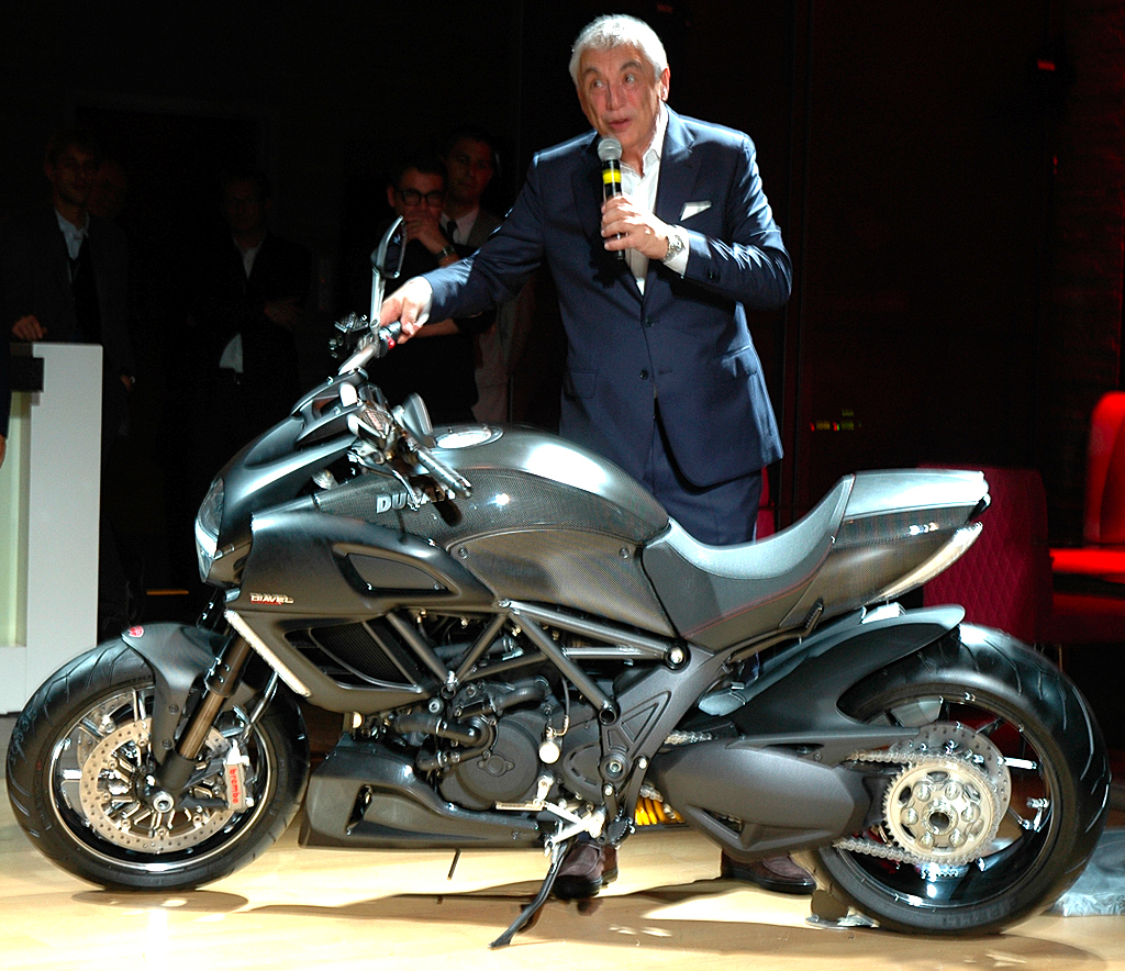 Ducati-Boss Gabriele del Torchio als neuer AMG-Partner hinter der Ducati Diavel Carbon. 