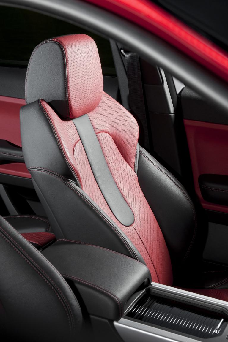 Edle Materialien hochwertig verarbeitet zeichnen den Evoque ebenso aus wie den großen Bruder, den Range Rover. 
