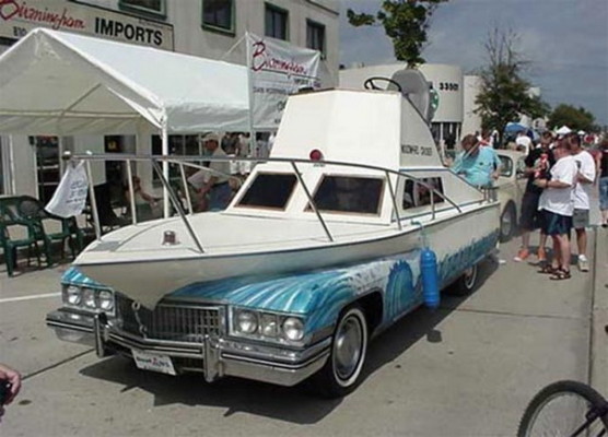 Ein Auto-Boot...sieht nicht nur pinlich sondern auch super billig aus!