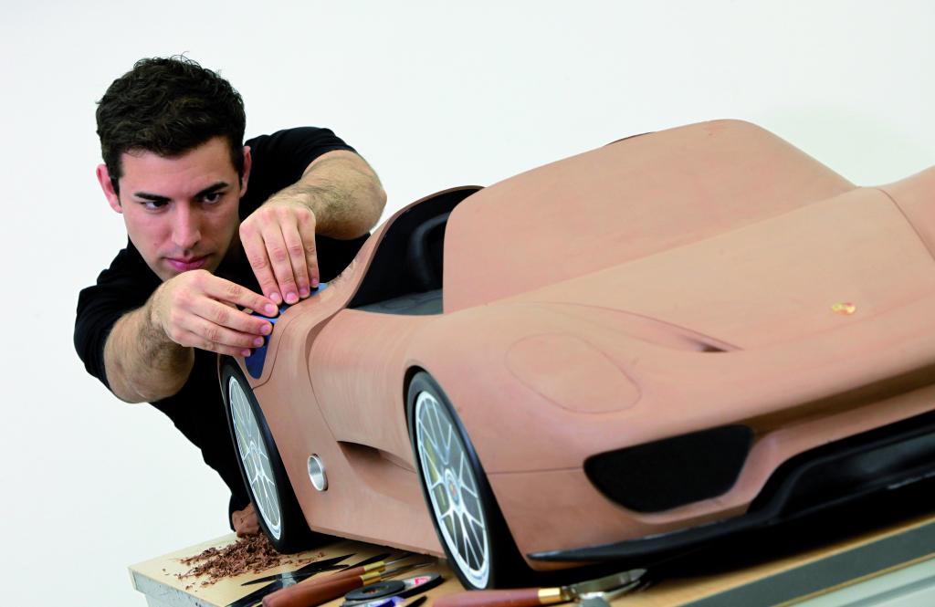 Ein Styling-Modelleur aus Weissach beim Feinschliff eines Tonmodells des 918 Spyder im Maßstab 1:3.