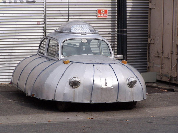 Ein Ufo steht alleine, ganz still und stumm...