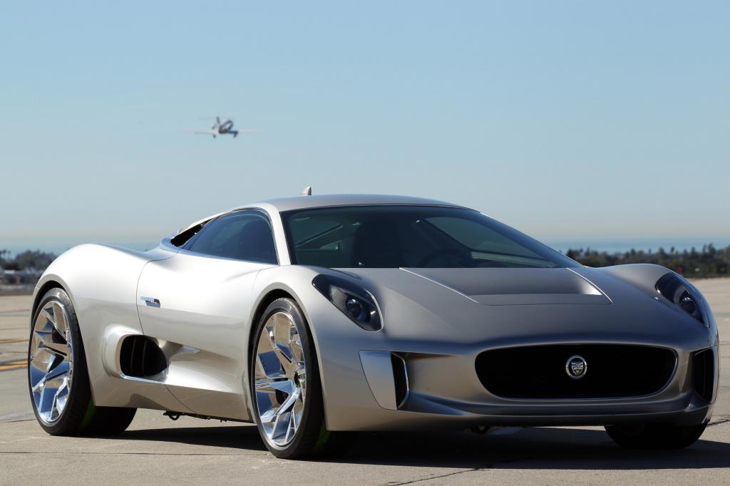 Flach wie eine Flunder steht der Jaguar auf dem Asphalt