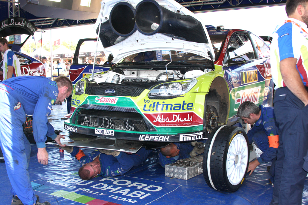 Fords aktueller Rallye-Renner im Servicezelt. 