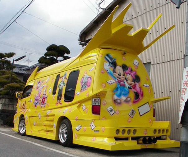 Gelber Mickey Mouse-Van - extrem peinlich!