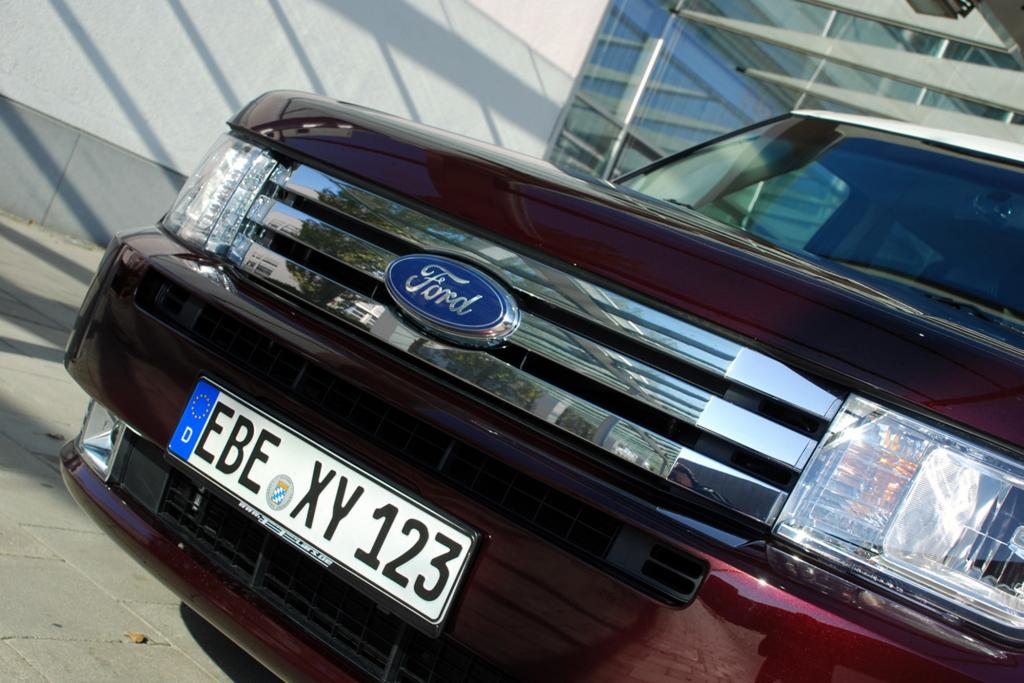 Hinter der kantigen Haube steckt ein V6 mit 265 kW/360 PS