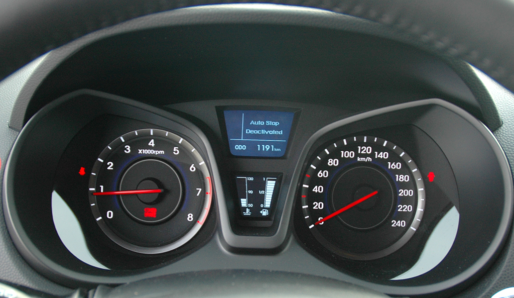 Hyundai ix20: Blick durch den Lenkradkranz auf die Rundinstrumentierung. 