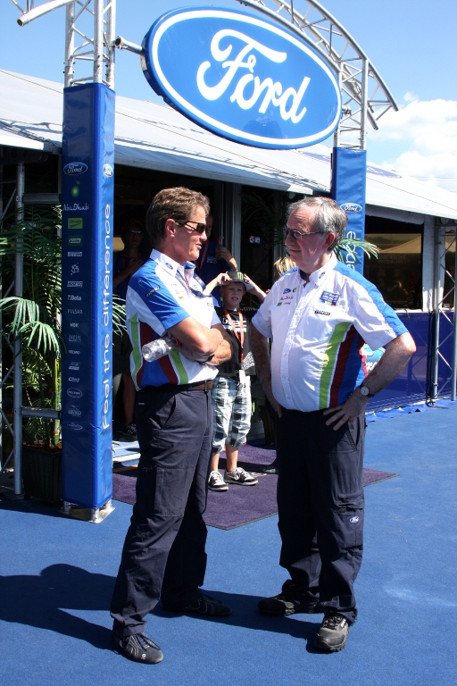 Im Gespräch: Teamchef Malcolm Wilson (links), Ford-Europa-Sprecher Ian Slater.  