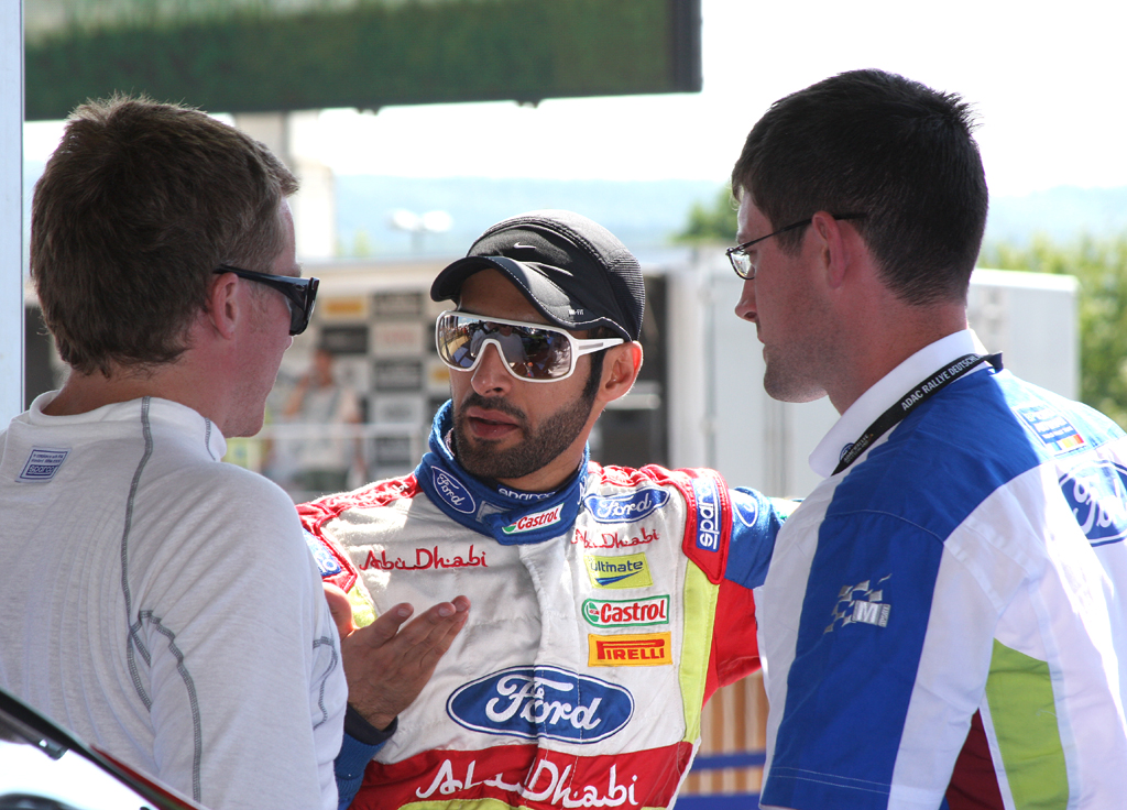 In einer Teambesprechung: Ford-Pilot Khalid al Qassimi (Mitte).