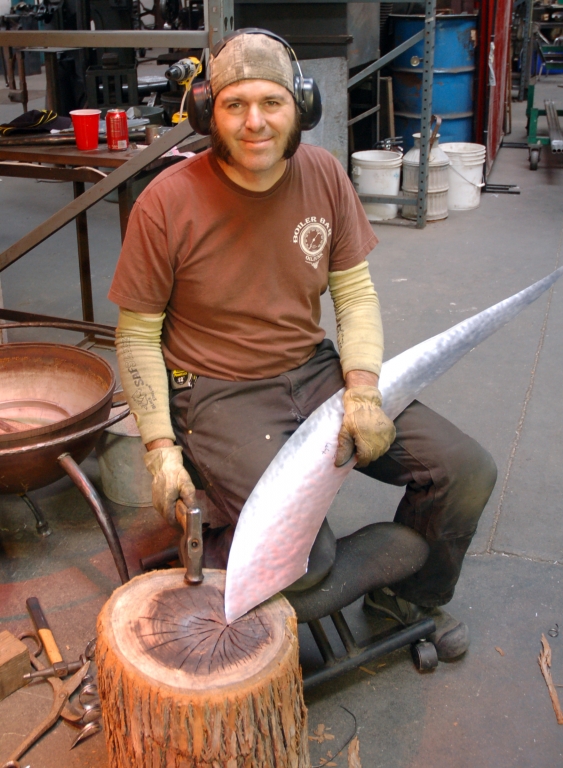 Künstler Jon Sarriugarte bei der Arbeit,  Foto: oilpunk.com