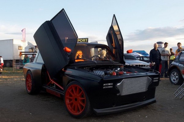 Lada mit Flügeltüren