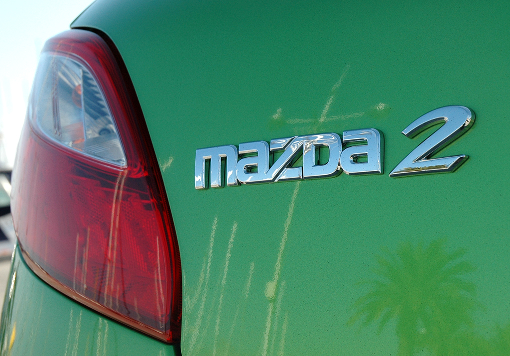 Mazda2: ... mit Markenschriftzug hinten. 