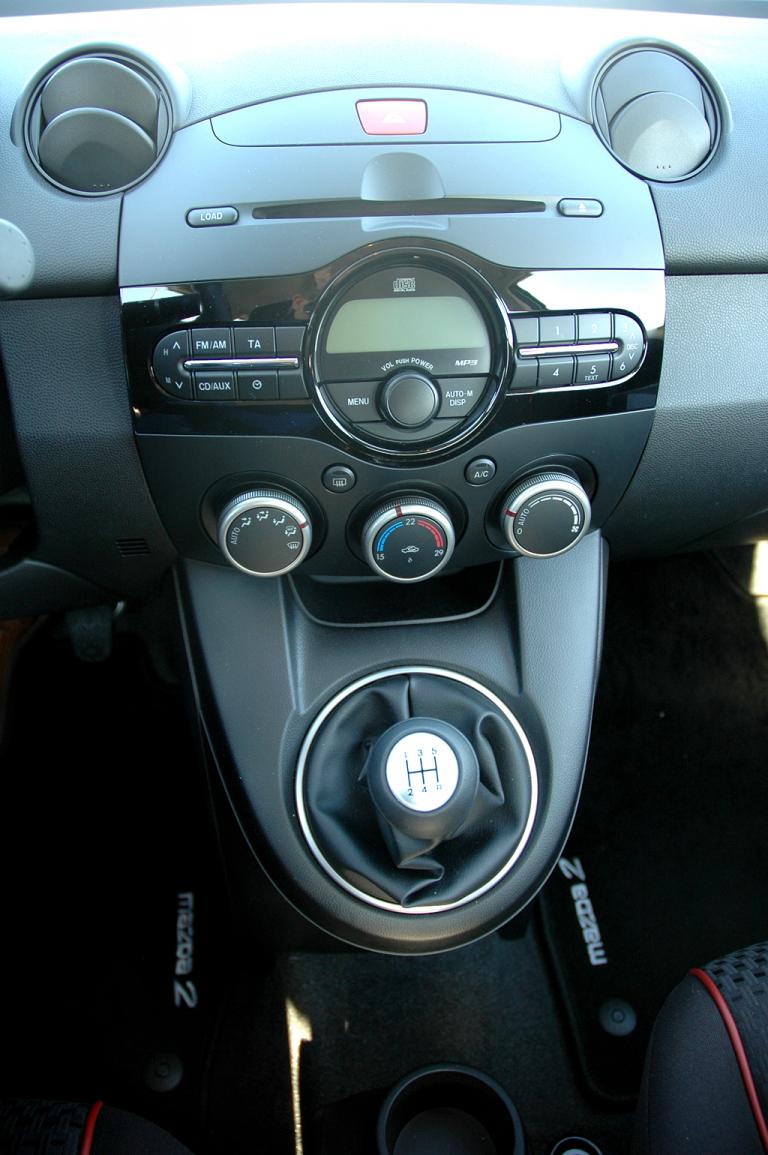 Mazda2: Blick auf den mittleren Armaturenträger, in dem auch der Schalthebel sitzt. 