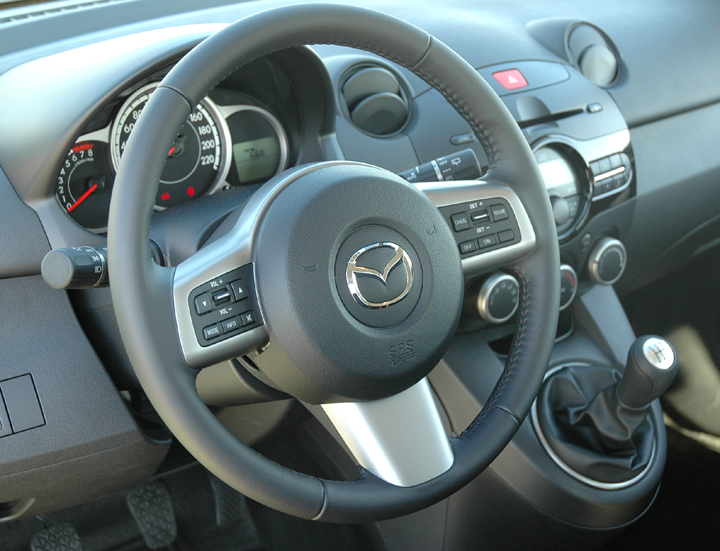 Mazda2: Blick ins recht übersichtlich gestaltete Cockpit. 