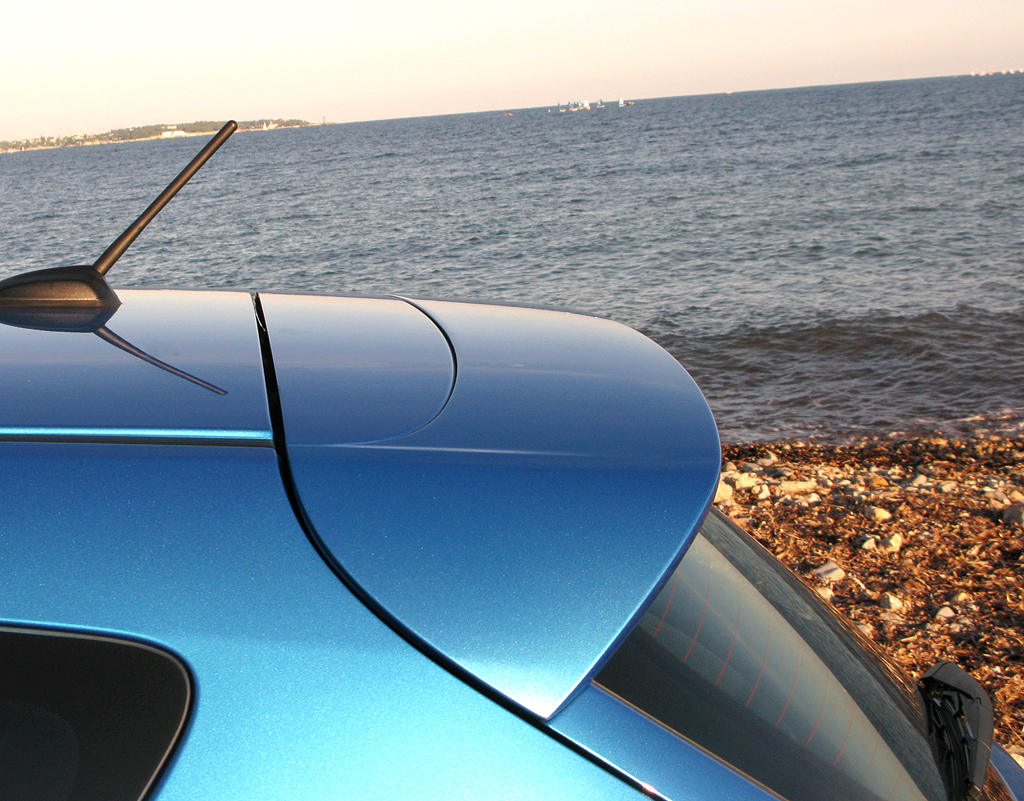 Mazda3 Diesel: Blick auf Stabantenne und Dachkantenspoiler hinten. 