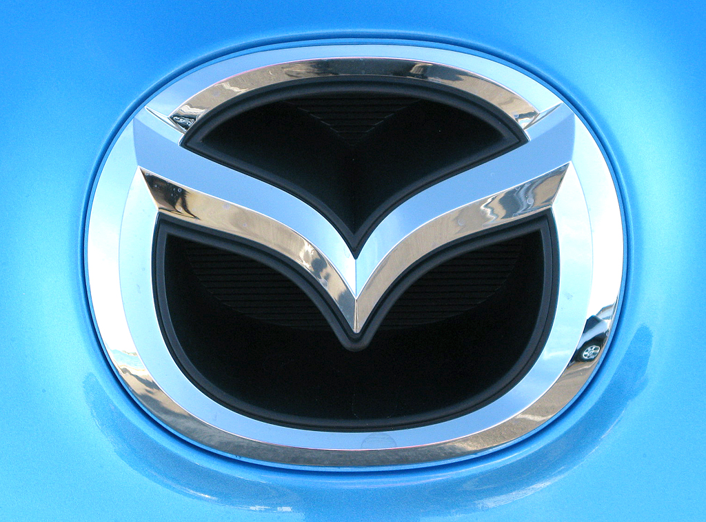 Mazda3 Diesel: Das Flügel-Markenlogo sitzt über dem Kühlergrill. 