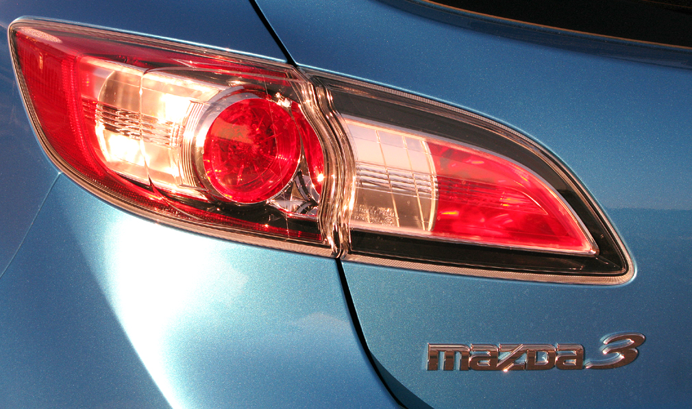 Mazda3 Diesel: Moderne Leuchteinheit hinten mit Modellschriftzug. 