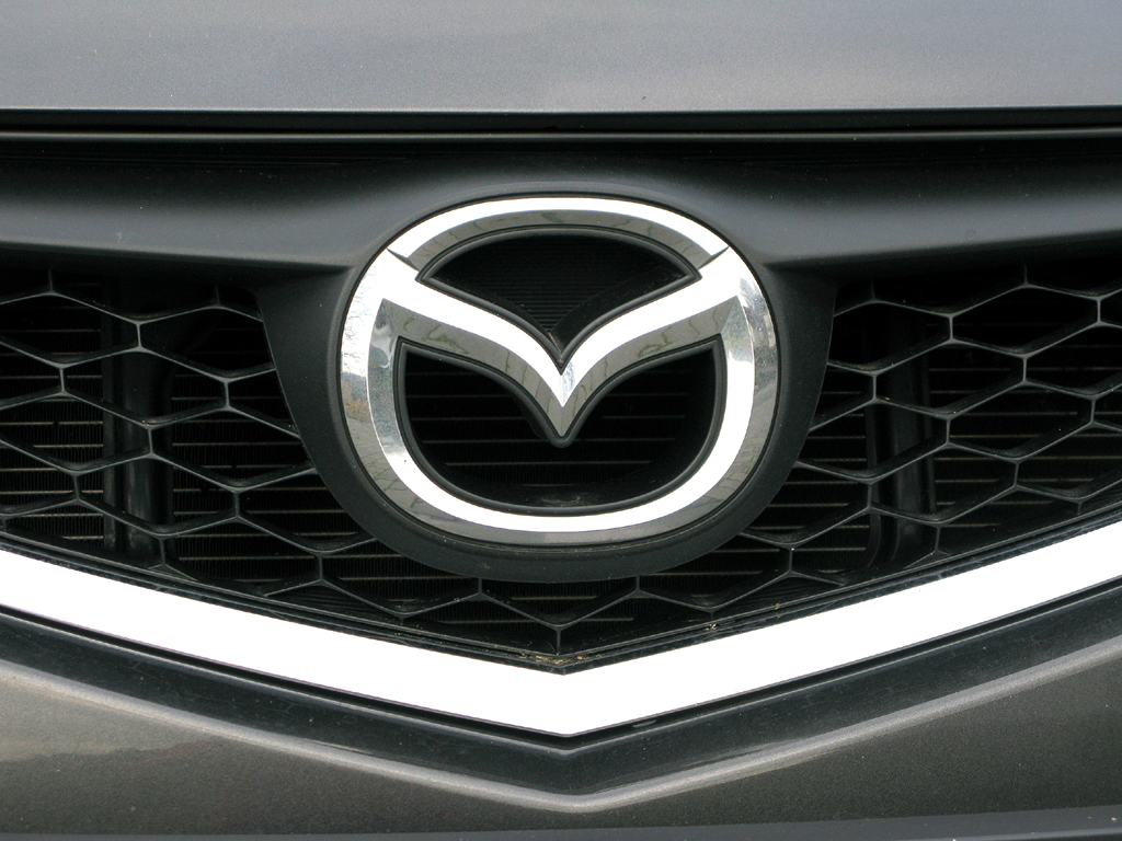 Mazda6 Diesel: Das Flügel-Markenlogo sitzt im Kühlergrill oben. 