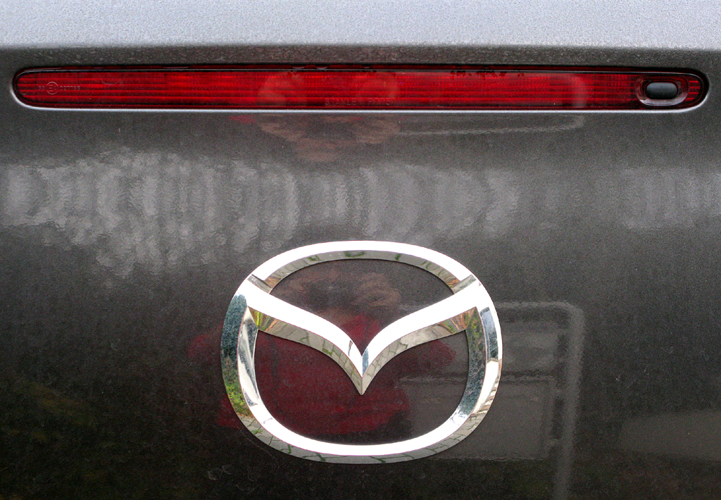 Mazda6 Diesel: Das Markenlogo sitzt hinten unter der Bremsleuchte auf der Heckklappe. 