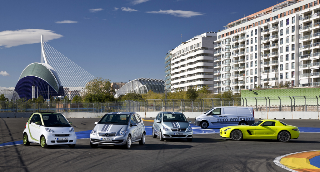 Mercedes-Elektro-Flotte: (von links) Smart-, A-Klassen-Stromer, Brennstoffzellen-B-Klasse, Vito-E-Cell-Transporter (hinten), SLS-AMG E-Cell. Foto: Mercedes