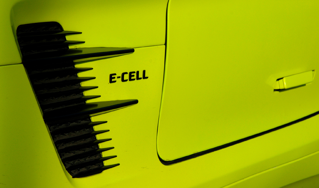 Mercedes SLS AMG E-Cell: ... sondern auch noch an den Flanken vor dem E-Cell-Schriftzug. 